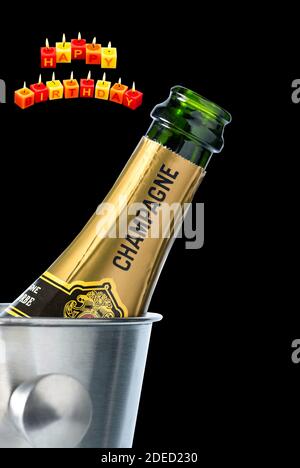 champagner mit brennenden Kerzen, die das Wort Happy Birthday bilden Stockfoto