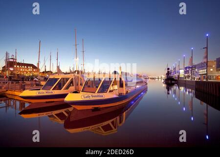 Neuer Hafen am Abend, Havenwelten, Deutschland, Bremen, Bremerhaven Stockfoto