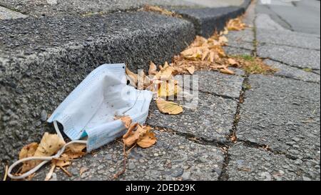 Trashed Gesichtsmaske auf einem Weg, Deutschland Stockfoto