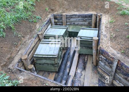 Holzkisten mit Artilleriegranaten im Graben, Russland Stockfoto