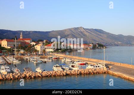 Orebic, Kroatien. Resort Stadt in Halbinsel Peljesac. Schöne Berglandschaft. Stockfoto