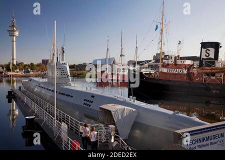 Museumshafen mit dem U-Boot Wilhelm Bauer, Deutsches Schifffahrtsmuseum, Deutschland, Bremen, Bremerhaven Stockfoto