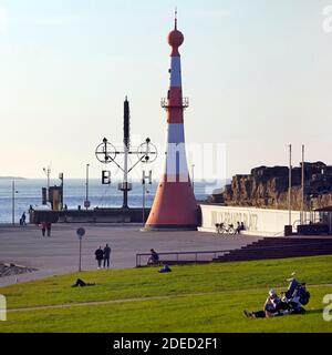 Platz Willy Brandt Platz mit Leuchtturm Unterfeuer und Semaphore an der Wesermündung, Deutschland, Bremen, Bremerhaven Stockfoto