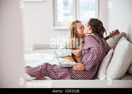 Schöne liebevolle Paar küssen im Schlafzimmer zu Hause Stockfoto