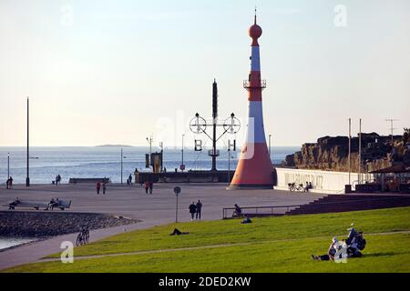 Platz Willy Brandt Platz mit Leuchtturm Unterfeuer und Semaphore an der Wesermündung, Deutschland, Bremen, Bremerhaven Stockfoto