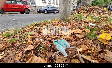 Trashed Gesichtsmaske auf einem Weg, Deutschland Stockfoto