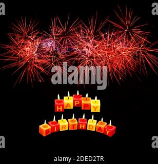 champagner mit brennenden Kerzen, die das Wort Happy Birthday, Feuerwerk bilden Stockfoto