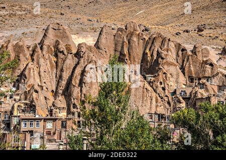 Panorama von Kandovan Dorf mit seinen Felshäusern, Sahand Berge, Ost-Aserbaidschan, Iran Stockfoto