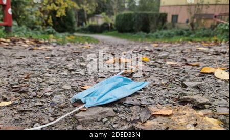 Trashed Gesichtsmaske auf einem Weg, Deutschland Stockfoto