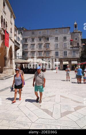 SPLIT, KROATIEN - 20. JULI 2019: Die Menschen besuchen Narodni Trg Stadtplatz in Split. Kroatien hatte 18.4 Millionen Touristen im Jahr 2018. Stockfoto