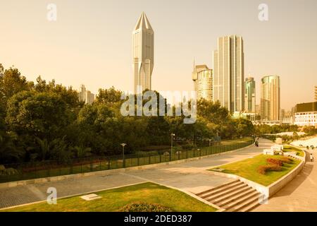 Skyline von Bürogebäude aus Renmin Park (Platz des Volkes), Huangpu District, Shanghai, China, Asien Stockfoto