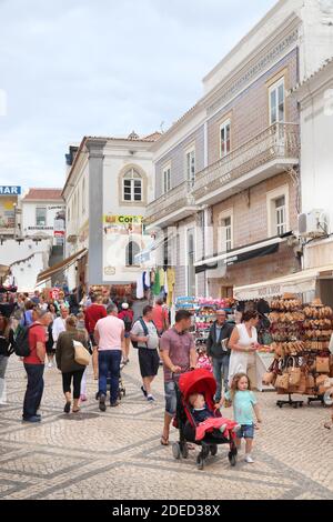 ALBUFEIRA, PORTUGAL - 30. Mai, 2018: die Menschen besuchen Sie die Innenstadt von Albufeira, Portugal. Die Stadt ist ein beliebtes Reiseziel und hat bedeutende expat pop Stockfoto