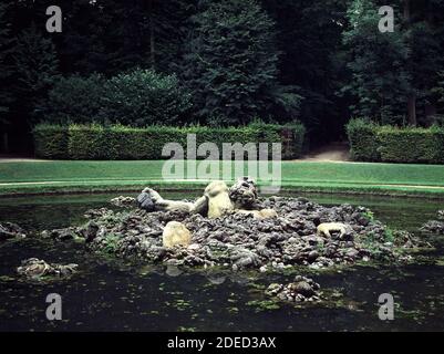 FUENTE EN LOS JARDINES DEL PALACIO DE VERSALLES. Lage: JARDINES. Versailles. Frankreich. Stockfoto