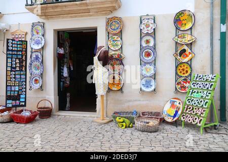 ALCOBACA, PORTUGAL - 22. MAI 2018: Traditionelle handbemalte Keramikteller in einem Souvenirladen in Alcobaca. 21.2 Millionen Touristen besuchten Portugal in 2 Stockfoto