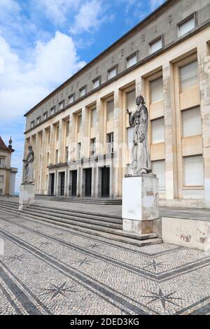 COIMBRA, PORTUGAL - 26. MAI 2018: Fakultät für Geisteswissenschaften an der Universität von Coimbra in Portugal. Coimbra ist eine der ältesten Universitäten der Welt. Stockfoto