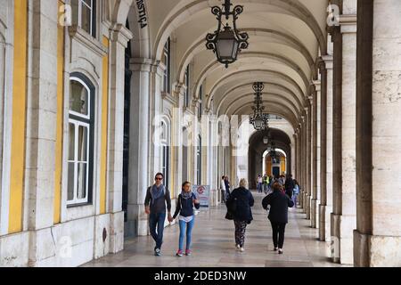 LISSABON, PORTUGAL - 4. JUNI 2018: Besucher besuchen schattige Arkaden des Comercio-Platzes (Praca Comercio) in Lissabon, Portugal. Lissabon ist die elftgrößte Einwohnerzahl Stockfoto