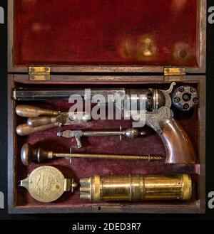 Knightsbridge, London, Großbritannien. November 2020. Vorschau von Bonhams' Antique Arms, Modern Sporting Guns & Exceptional Firearms Verkauf in London. Der Verkauf findet am 3. Dezember statt. Bild: Seltene verrohrte Deluxe .34 Percussion Colt Paterson N. 2 Belt Model Revolver No. 576, um 1840, Schätzung £200,000-300,000. Quelle: Malcolm Park/Alamy Live News Stockfoto