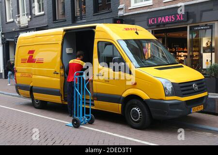 AMSTERDAM, NIEDERLANDE - 10 JULI 2017: DHL Express van Amsterdam, Niederlande. DHL ist Weltmarktführer im Luft- und e-mail. Sie existiert seit dem 1. Stockfoto