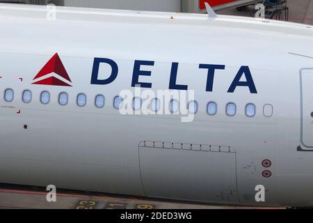 AMSTERDAM, NIEDERLANDE, 11. JULI 2017: Delta Air Lines Airbus A330-300 auf dem Flughafen Schiphol in Amsterdam. Der Flughafen Schiphol ist der 12 verkehrsreichsten Flughafen der Stockfoto