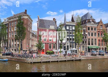 AMSTERDAM, NIEDERLANDE - 10 JULI 2017: Menschen besuchen Herengracht in Amsterdam, Niederlande. Amsterdam ist die Hauptstadt der Niederlande. Stockfoto