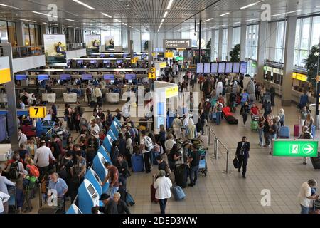 AMSTERDAM, NIEDERLANDE, 11. JULI 2017: Reisende besuchen Flughafen Schiphol in Amsterdam. Der Flughafen Schiphol ist der 12 verkehrsreichsten Flughafen der Welt mit mehr tha Stockfoto