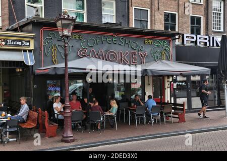 AMSTERDAM, NIEDERLANDE - 10. JULI 2017: Menschen besuchen ein Café in Amsterdam, Niederlande. Coffeeshops verkaufen legal Marihuana für den persönlichen Konsum Stockfoto
