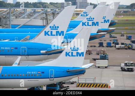 AMSTERDAM, NIEDERLANDE, 11. JULI 2017: KLM Airlines Flotte am Flughafen Schiphol in Amsterdam. Der Flughafen Schiphol ist der 12 verkehrsreichsten Flughafen der Welt mit Mo Stockfoto