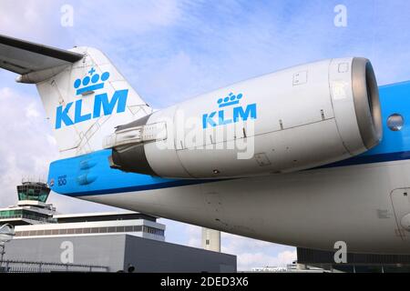 AMSTERDAM, NIEDERLANDE - 11. JULI 2017: KLM Cityhopper Fokker 100 Rolls Royce Motor am Flughafen Schiphol in Amsterdam. Stockfoto