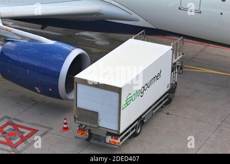 AMSTERDAM, NIEDERLANDE - 11. JULI 2017: Gate Gourmet Food Catering Truck am Flughafen Schiphol in Amsterdam. Schiphol ist der 12. Verkehrsreichste Flughafen in der Stockfoto