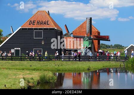 ZAANSE SCHANS, Niederlande - Juli 9, 2017: die Menschen besuchen Zaanse Schans restaurierte Dorf in den Niederlanden. Die beliebte Touristenattraktion hatte 1,6 Mill Stockfoto