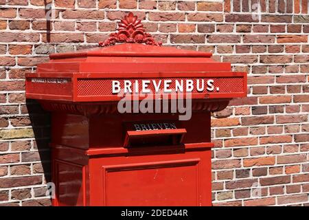 ZAANDIJK, NIEDERLANDE - 9. JULI 2017: Historischer Briefkasten in den Niederlanden. Der niederländische Postdienst PostNL beschäftigt mehr als 77,000 Mitarbeiter. Stockfoto