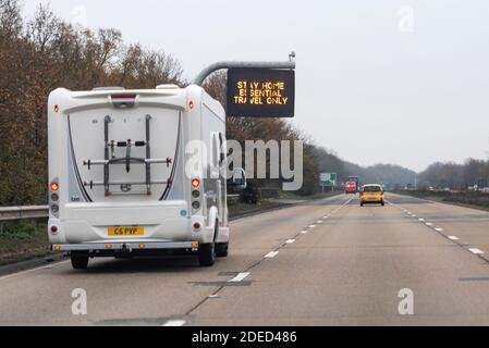 Matrix-Schild mit Regierung Coronavirus Warnung zu Hause bleiben, nur wesentliche Reise, auf A12, Essex, Großbritannien, mit einem Wohnmobil fahren auf der Straße Stockfoto