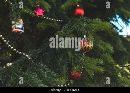 Rote goldene weihnachtskugeln hängen am weihnachtsbaum. Dekorationen auf dem weihnachtsbaum. Weihnachten und Neujahr Konzept. Stockfoto