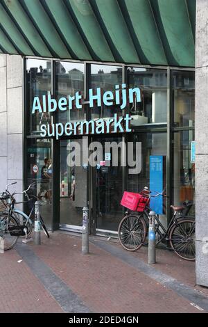 AMSTERDAM, NIEDERLANDE - 9. JULI 2017: Kunden besuchen den Albert Heijn Supermarkt in Amsterdam. Der Umsatz von Supermärkten in den Niederlanden ist gestiegen Stockfoto