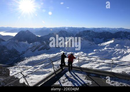 Grainau, Deutschland. November 2020. Zwei Mitarbeiter blicken auf das geschlossene Skigebiet auf der Zugspitze. Die Skigebiete sind vorbereitet, aber aufgrund der Corona-Pandemie ist Skifahren nicht möglich. Quelle: Angelika Warmuth/dpa/Alamy Live News Stockfoto