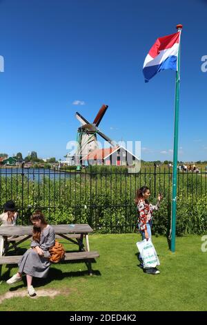 ZAANSE SCHANS, Niederlande - Juli 9, 2017: die Menschen besuchen Zaanse Schans restaurierte Dorf in den Niederlanden. Die beliebte Touristenattraktion hatte 1,6 Mill Stockfoto