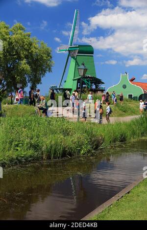 ZAANSE SCHANS, Niederlande - Juli 9, 2017: die Menschen besuchen Zaanse Schans restaurierte Dorf in den Niederlanden. Die beliebte Touristenattraktion hatte 1,6 Mill Stockfoto