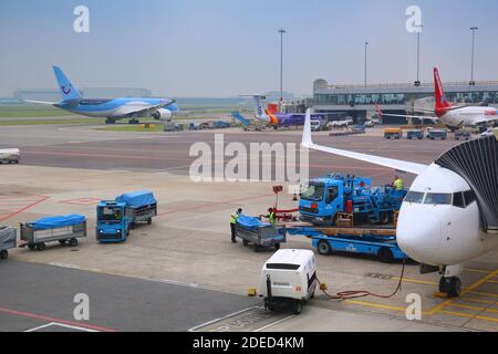 AMSTERDAM, NIEDERLANDE - 7. JULI 2017: Flugzeuge der TUI, Flybe, Corendon und KLM am Flughafen Schiphol in Amsterdam. Schiphol ist der 12. Verkehrsreichste Flughafen in Stockfoto