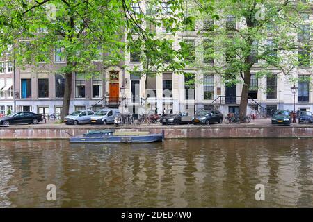 AMSTERDAM, NIEDERLANDE - 10. JULI 2017: Herengracht Canal Front in Amsterdam, Niederlande. Amsterdam ist die Hauptstadt der Niederlande. Stockfoto