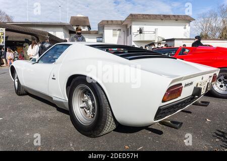 Rückansicht des weißen Lamborghini P400s Miura draußen bei Sonnenschein, von links hinten genommen, Blick nach vorne entlang der Seite des Autos Stockfoto