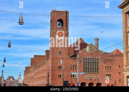 Beurs van Berlage in Amsterdam, Niederlande. Es ist ein ehemaliger Commodity Exchange am Damrak Straße. Stockfoto