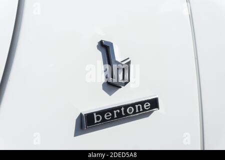 Nahaufnahme des Bertone-Logos und Namensabzeichens auf Die Seite eines klassischen weißen Lamborghini Miura P400 S Draußen bei Sonnenschein Stockfoto