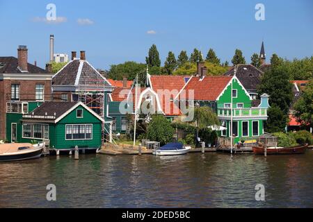 Zaandijk, Niederlande. Malerische Dutch Village View mit Fluss Zaan. Stockfoto