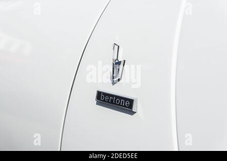 Nahaufnahme des Bertone-Logos und Namensabzeichens auf Die Seite eines klassischen weißen Lamborghini Miura P400 S Draußen bei Sonnenschein Stockfoto