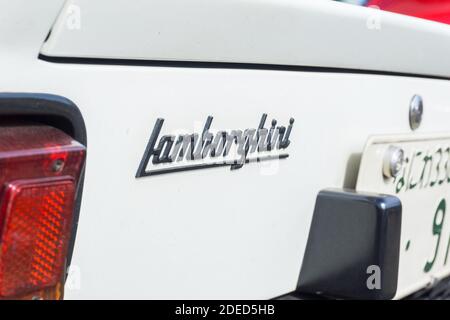 Nahaufnahme des Namensabzeichens auf der Rückseite von Ein weißer Lamborghini Miura P400 S mit dem schwarzen Logo Und Bremsleuchten Stockfoto