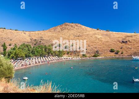 Panoramablick auf den Strand Kleidi, ein beliebtes Sommerziel für Touristen und Einheimische in Ägina Insel, Attika Region, Griechenland, Europa. Stockfoto