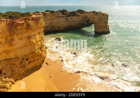 Natürliche Höhlen und Strand, Algarve Portugal. Felsbögen von sieben Hängenden Tälern und türkisfarbenes Meerwasser an der Küste Portugals in der Region Algarve Stockfoto