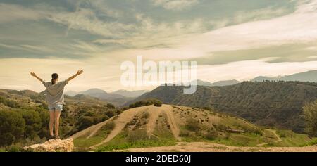Junge Frau freut sich auf die Sierra Nevada Mountain zu erreichen Spitze in Südspanien Stockfoto