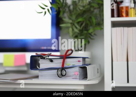 In der Arztpraxis gibt es Stethoskop auf den Dokumenten. Stockfoto