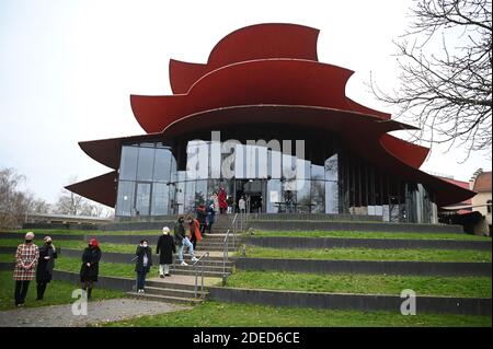 Potsdam, Deutschland. November 2020. Mitarbeiter des Theaters bilden vor dem Hans Otto Theater in Potsdam eine Menschenkette. Am Aktionstag der im Deutschen Bühnenverband organisierten Theater und Orchester wollen sie ihrem Publikum in den Gemeinden ein Zeichen des Vertrauens, der künstlerischen Energie und der Solidarität wegen der anhaltenden Schließung durch die Coronapandemie senden. Quelle: Britta Pedersen/dpa-Zentralbild/dpa/Alamy Live News Stockfoto